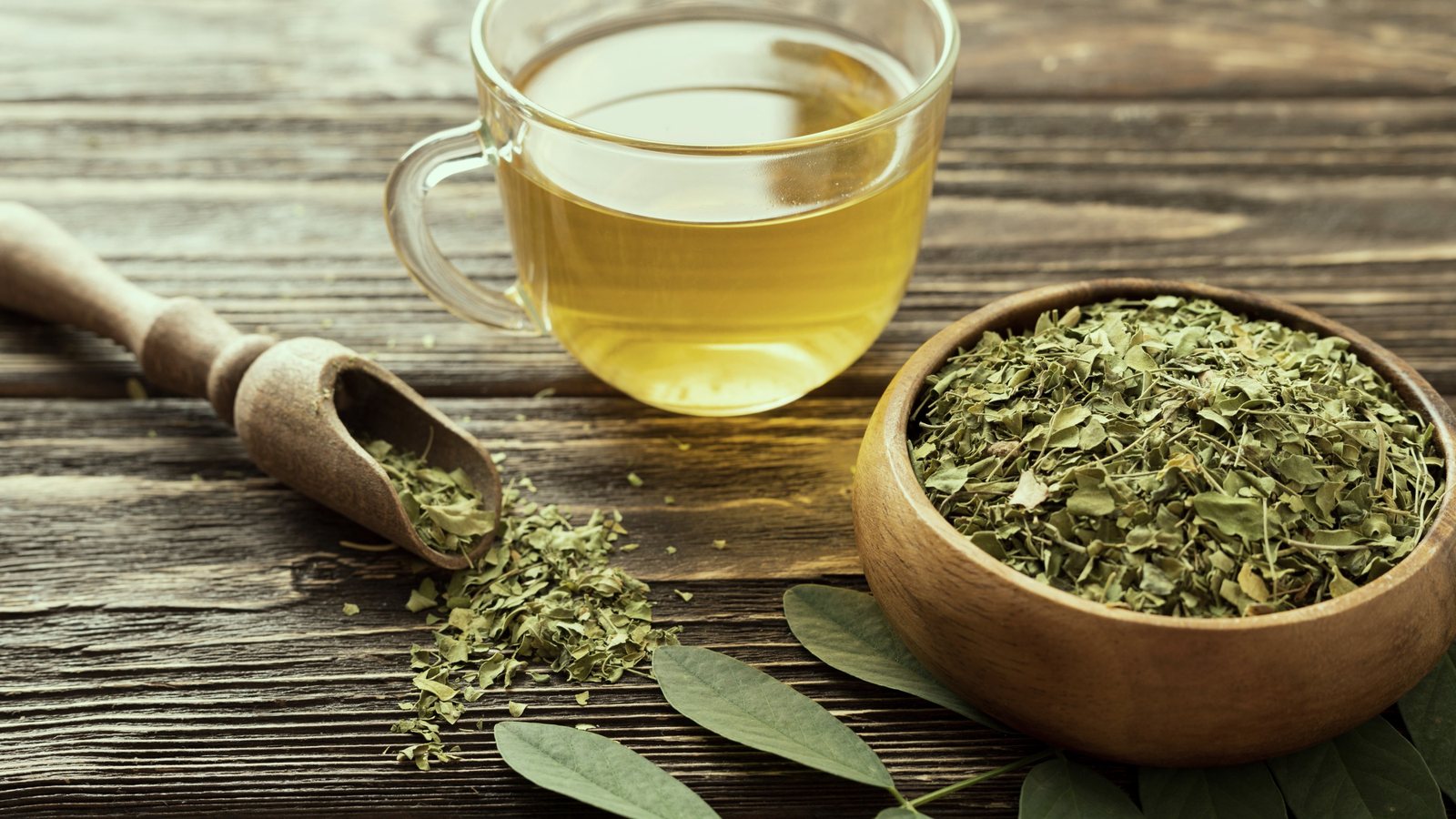Taza de té con hojas verdes